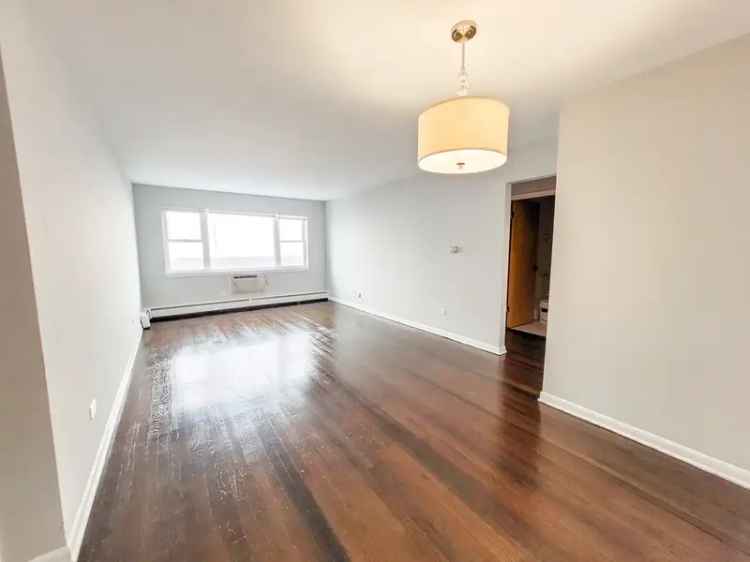 Rent 2 Bedroom Apartments in Evanston with Modern Features