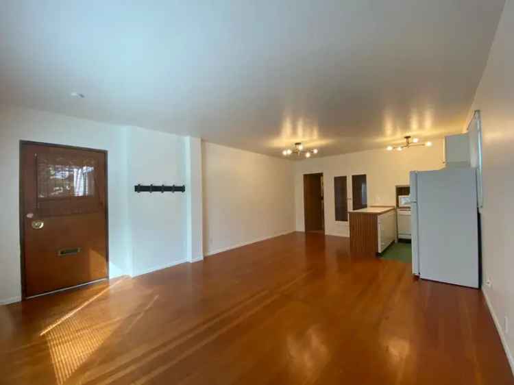 Rent Large One Bedroom Apartment in Secluded 4 Plex House