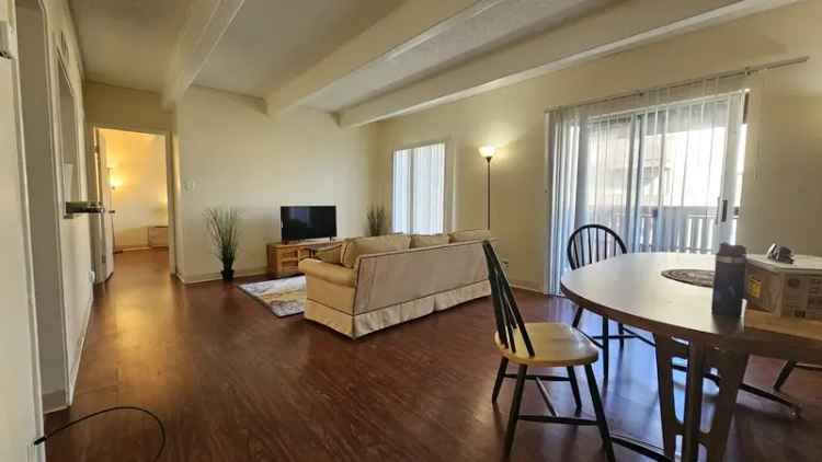 Rent Townhouse Near Restaurants and Shopping with Modern Upgrades