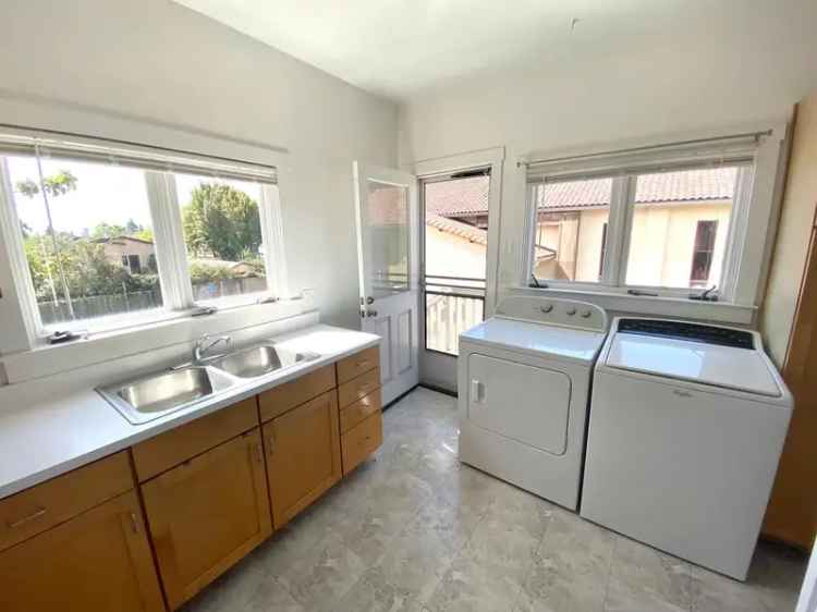 Rent Apartment Unit in South Berkeley with Backyard Access and Parking