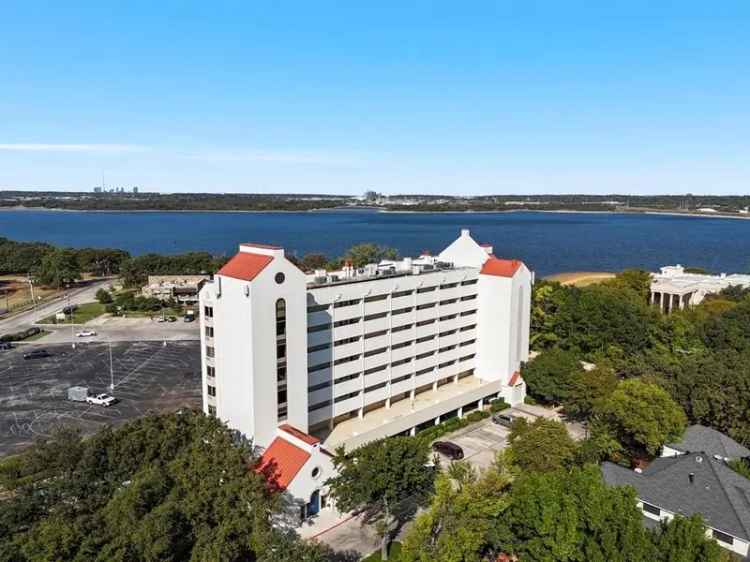 Rent Condo with Lake Views in Arlington Features Modern Finishes