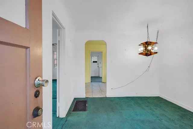 House For Sale in 810, East 107th Street, Los Angeles, California