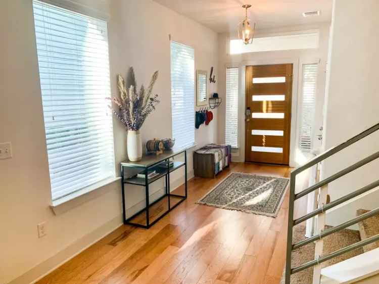 Rent Two Story Apartment Unit in South Austin with Modern Amenities