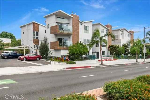 House For Sale in 3920, Pacific Coast Highway, Newport Beach, California