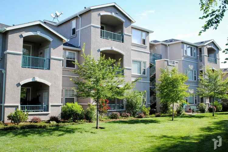 Rent Apartments in Sterling Oaks Near Bidwell Park with Modern Amenities