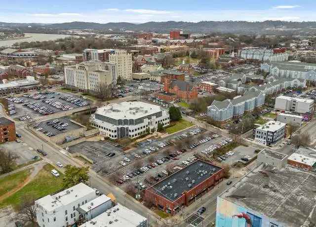 Buy One Level Condo in Chattanooga with Natural Light and Parking