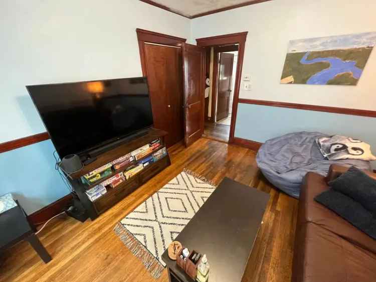 Apartment for Rent in Somerville with Classic 5 Rooms and Porches