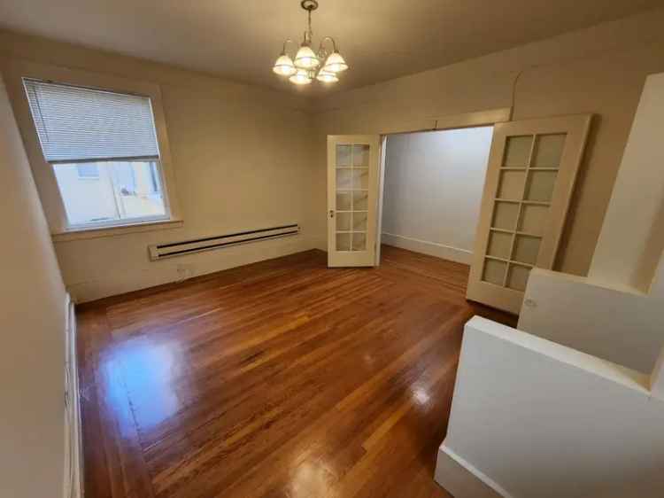 Rent 2 Bedroom Split Level Apartment in Quiet Building Near Fillmore