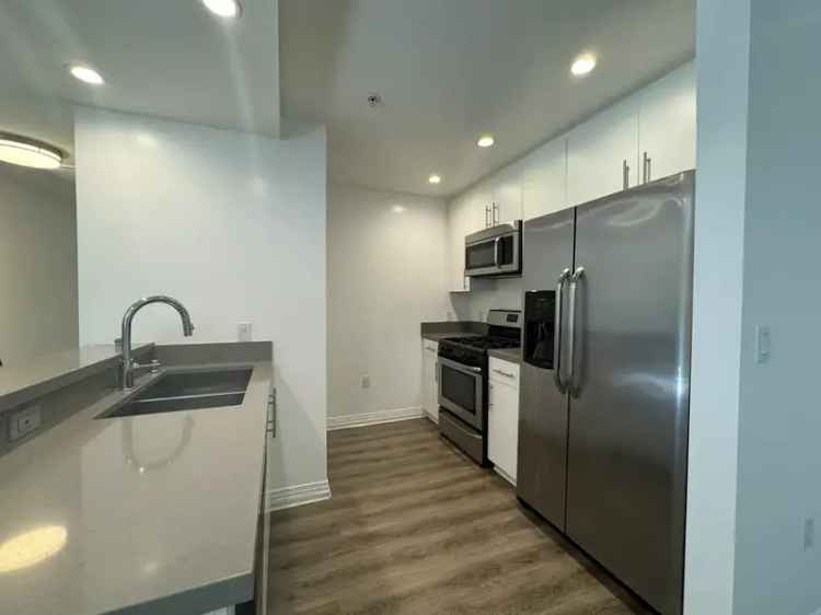 Rent Contemporary Apartment in Vibrant Westwood Los Angeles with Amenities