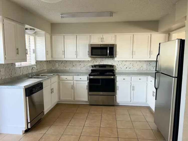 Spacious 2 Bedroom Townhome for Rent in Desoto TX