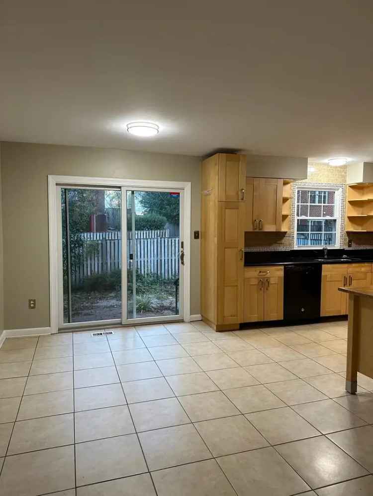 Rent Townhouse in Fairfax with Spacious Layout and Great Features