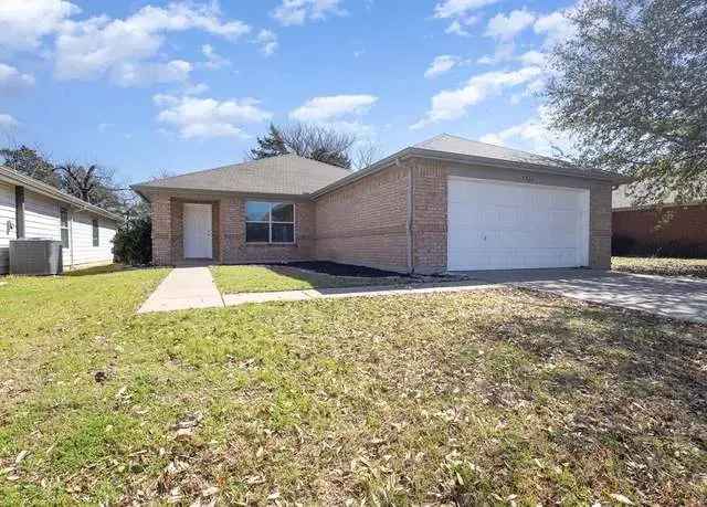 Buy single family home in Dallas with spacious backyard and modern amenities