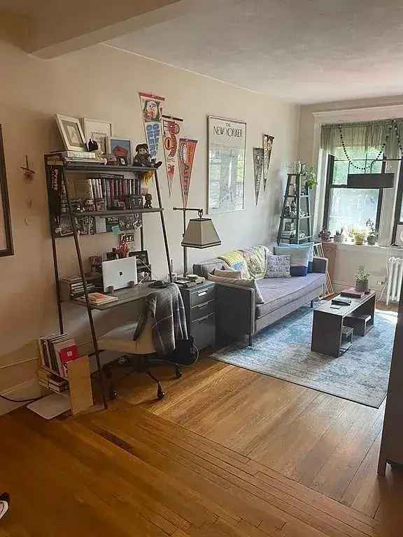 Rent Apartment Unit in Chesetnut Hill Ave with Spacious Living Room