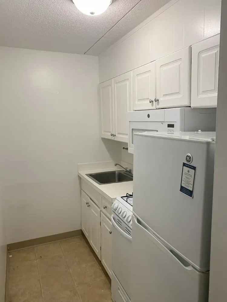 Apartment for Rent in Framingham with Fitness Center and Pool