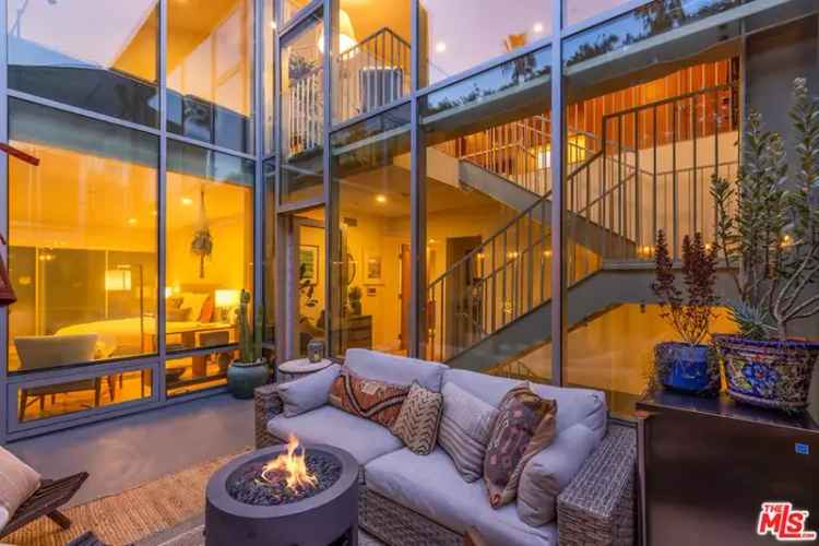 Buy Townhome in Santa Monica with Luxurious Features Near the Beach