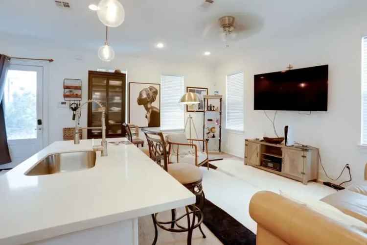 Sublet Townhouse in the Heart of the City with Unique Features