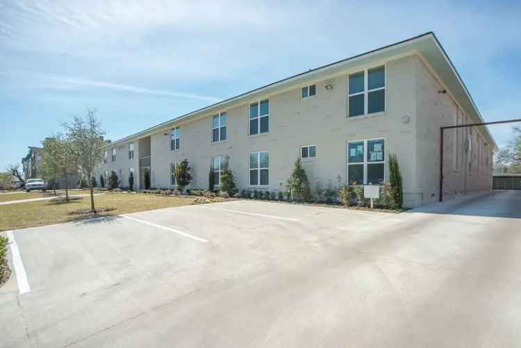 Rent Apartment in East Knox-Henderson with Upscale Amenities