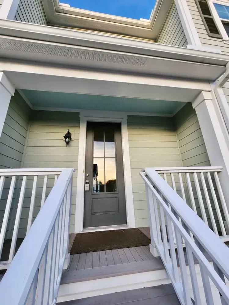 Townhouse for Rent with Pond Views in Oyster Point