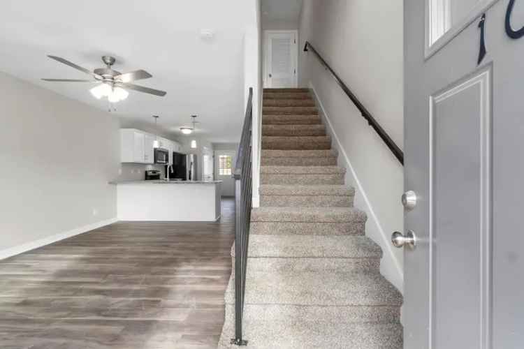 Luxury Townhome Rentals Minutes From Fort Campbell With Open Concept Design