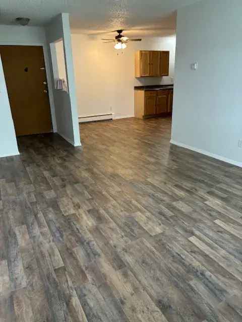 Rent Spacious 1 and 2 Bedroom Apartments Convenient to Shopping and More