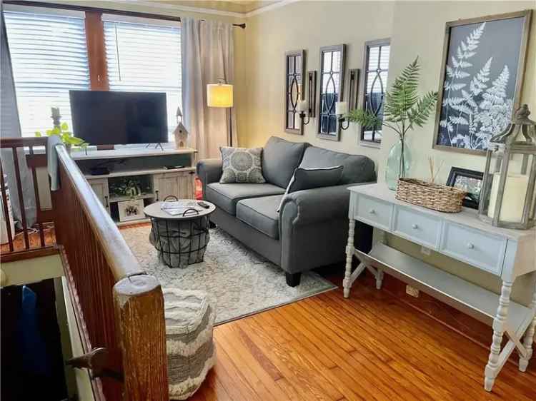 Rent 1 Bed 1 Bath Apartment in Old Metairie with Office Space