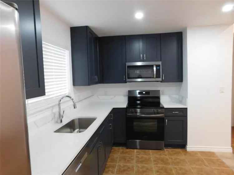 Rent Duplex Recently Remodeled with Great Features