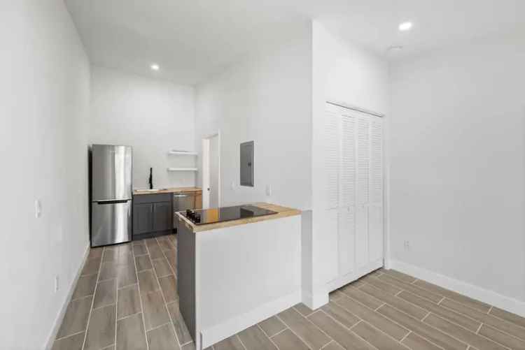 Rent Apartments in West Palm Beach with Washer Dryer and Green Space