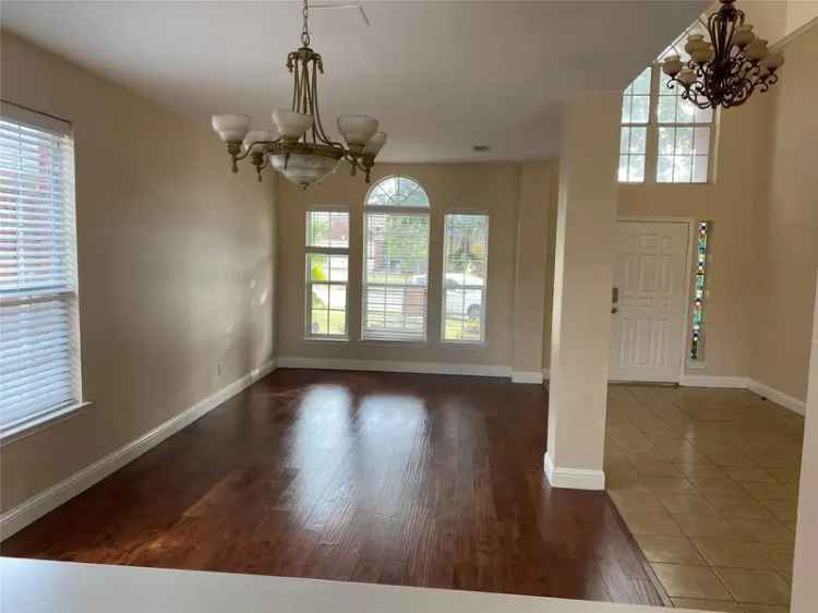 Rent Home 4 Bedrooms with Game Room Near Tollway and Stonebrook