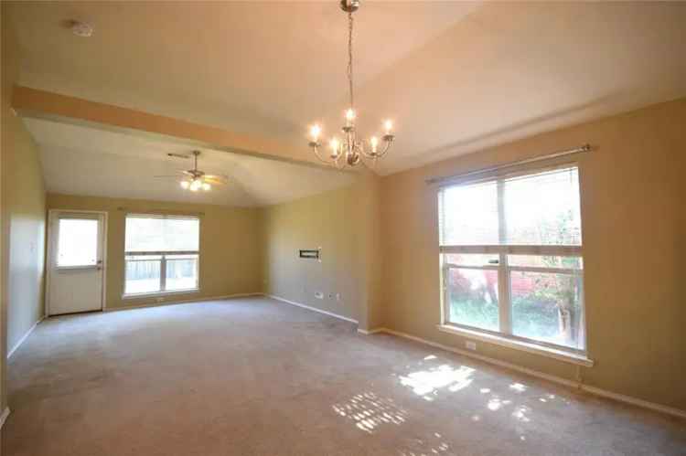 Rent Beautiful Home with Backyard Garage Near McKinney