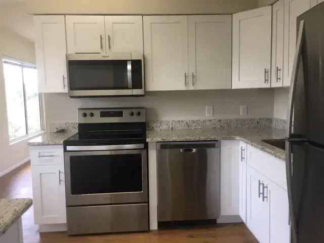 Apartment for Rent in Lakeview with 2 Bedrooms and Garage