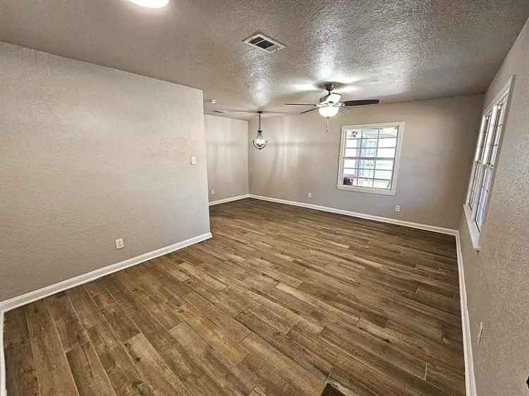 Buy House in Baytown with Beautiful Interior Features