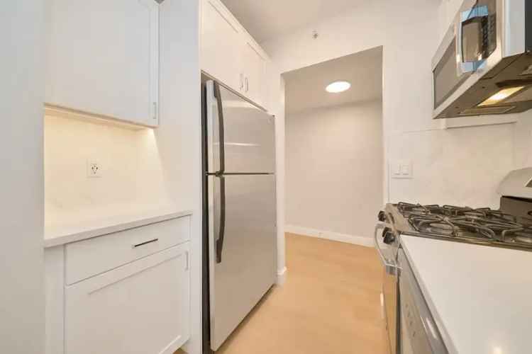 Rent High Floor 1 Bedroom Apartment in Lincoln Square with Modern Amenities