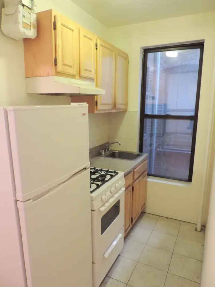 Rent Large 1BR Apartment in Amazing LES Location with Great Amenities