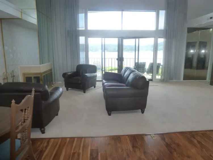 Rent Apartment Top Floor Penthouse Condo with Lake View