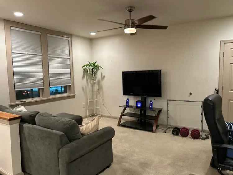 Rent 1 Bedroom Apartment in Altoona with Modern Amenities and Yard