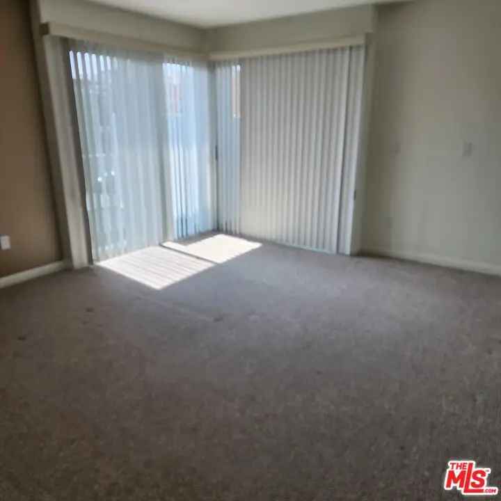 House For Sale in 1150, South Oxford Avenue, Los Angeles, California