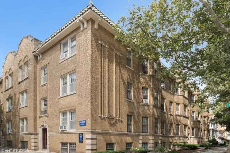 Rent Spacious Apartments in Lincoln Square with Vintage Style Features