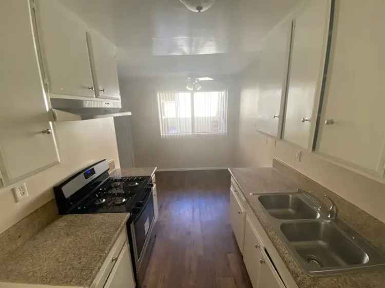 Rent Apartments with Renovated Interiors Near Lakewood Country Club