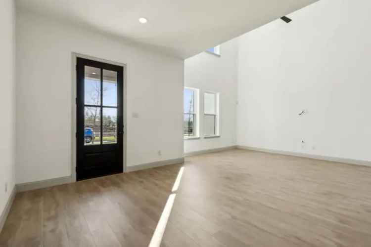 Rent Townhouse in Frisco with 2 Bedrooms and Central Park View