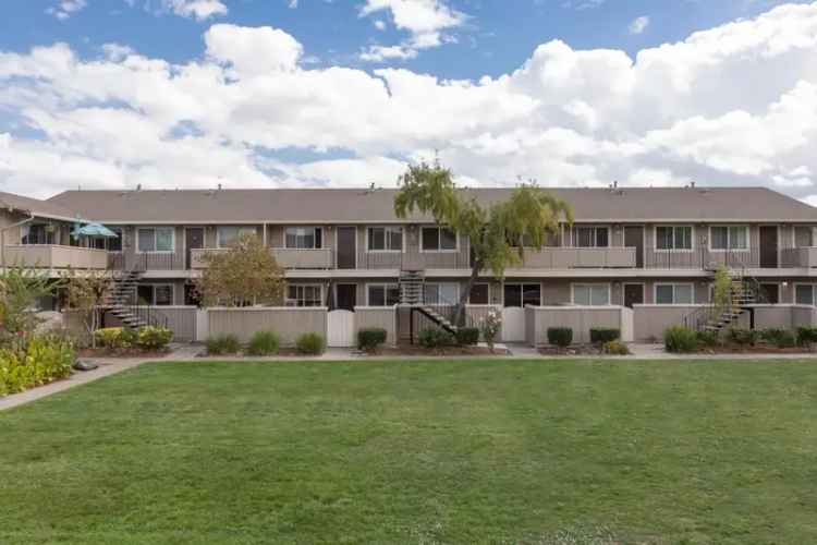 Rent Apartments at Los Gatos Gardens with Pool and Patio