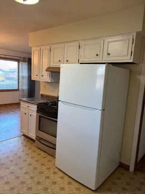 Rent Apartment Unit in Quiet Area with Large Bedrooms and Garage