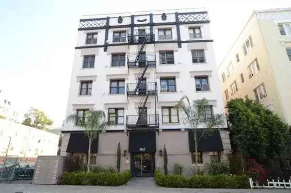 Rent Spacious Apartments in Hollywood with Recently Remodeled Interiors