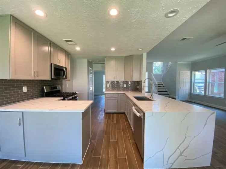 Rent Stunning Home in Bay Glen with Community Features and Modern Amenities