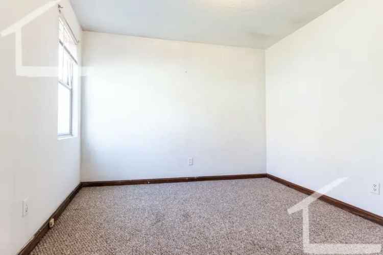 Rent Townhouse with Modern Features and Hardwood Floors