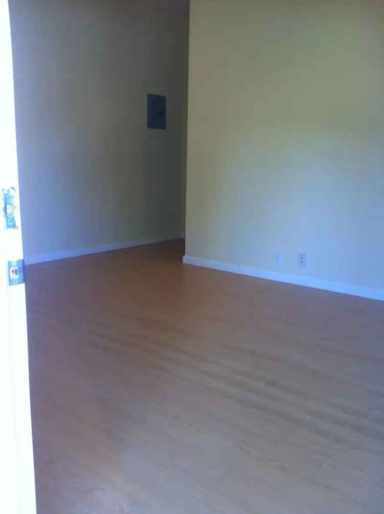 Rent Studio Apartment Unit in Pasadena with Modern Kitchen and Parking