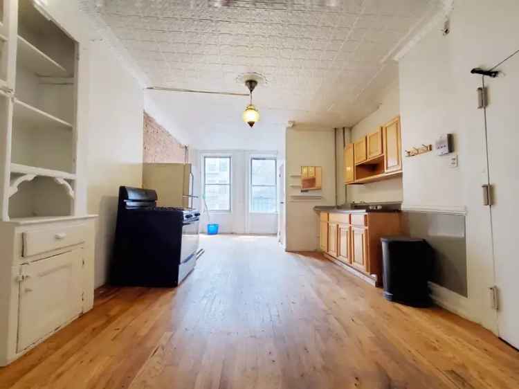 Rent Spacious 1 Bedroom Apartment in Prime Bushwick Area with Amenities