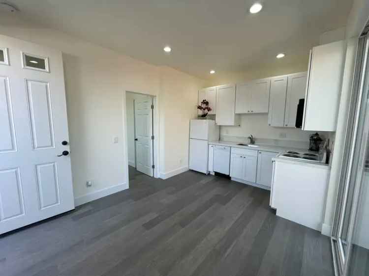 Rent One Bedroom Apartment in Huntington Beach with Private Patio