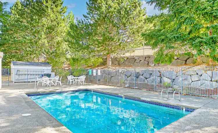 Rent Apartments in Olympic Pointe with Outdoor Pool and Fitness Center