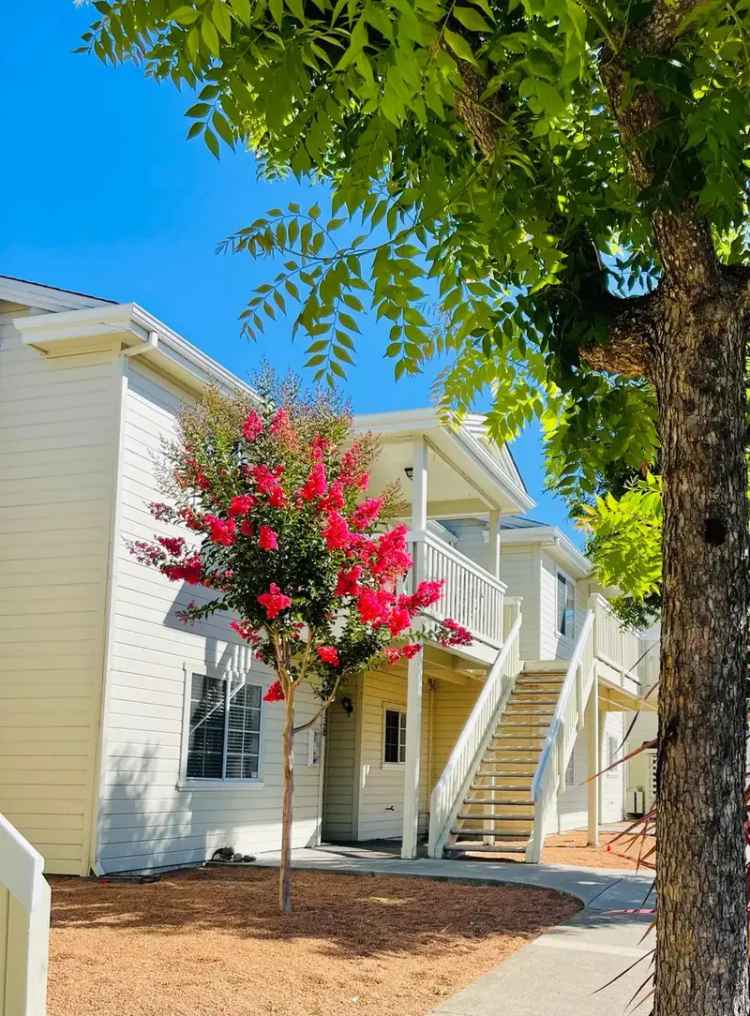 Rent Spacious 2 Bedroom Apartment with Pool in Sonoma CA