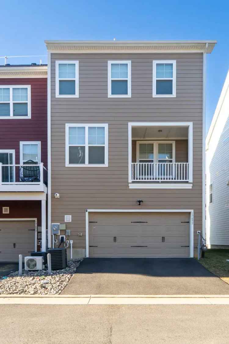 Townhouse for Rent in Potomac Shores with Modern Amenities and Spacious Design